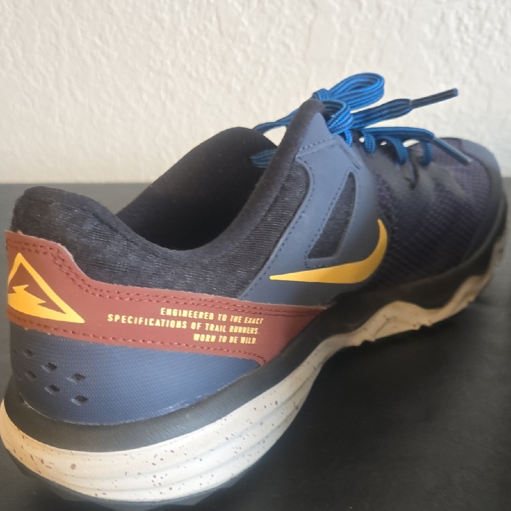 Nike Men's Athletic Shoes in Blue and Cream with Reddish Brown. - Picture 7 of 9